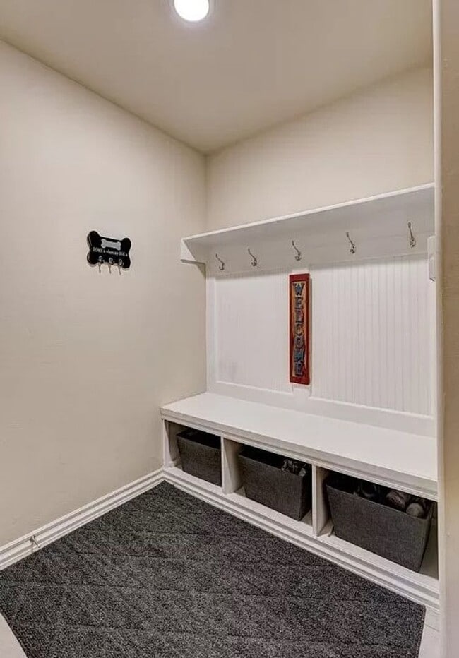 Building Photo - 4 Bed 2 Bath Home on Corner lot in Deer Creek Schools!