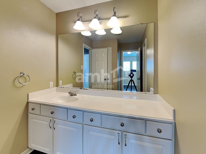 Building Photo - 16727 Foursquare Dr