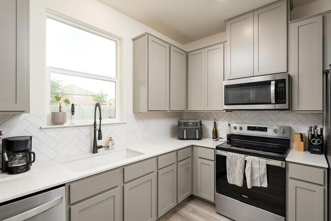 Building Photo - 7105 Gray Catbird Dr
