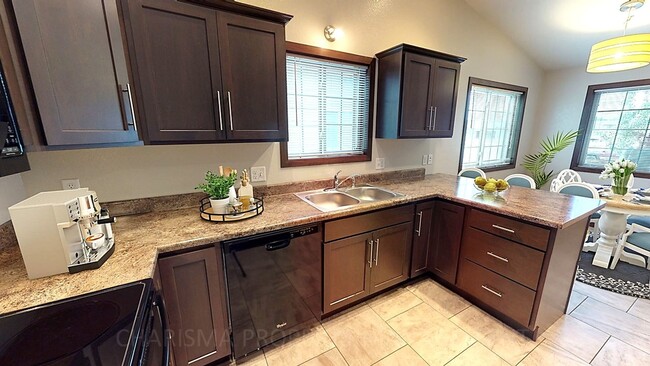 Building Photo - 3 BD, 2 BA TOWNHOME, VAULTED CEILINGS, FIR...