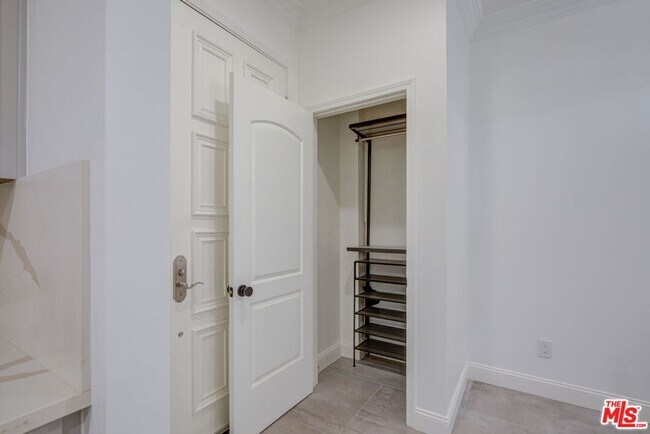 Building Photo - 1444 S Point View St