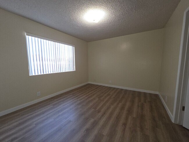 Building Photo - Mid Town Ventura 2 Bedroom 2 Bath Upstairs Corner Unit Apartment