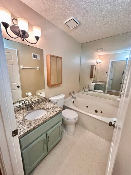 Second Level Bathroom - 5030 Laurel Bridge Dr SE