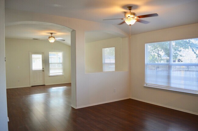 Building Photo - Charming 3 bed 2 bath home in Converse, TX