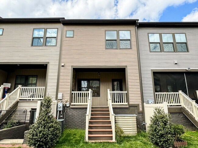Building Photo - Stunning 3 Bed 3.5 Bath Townhome With Atta...