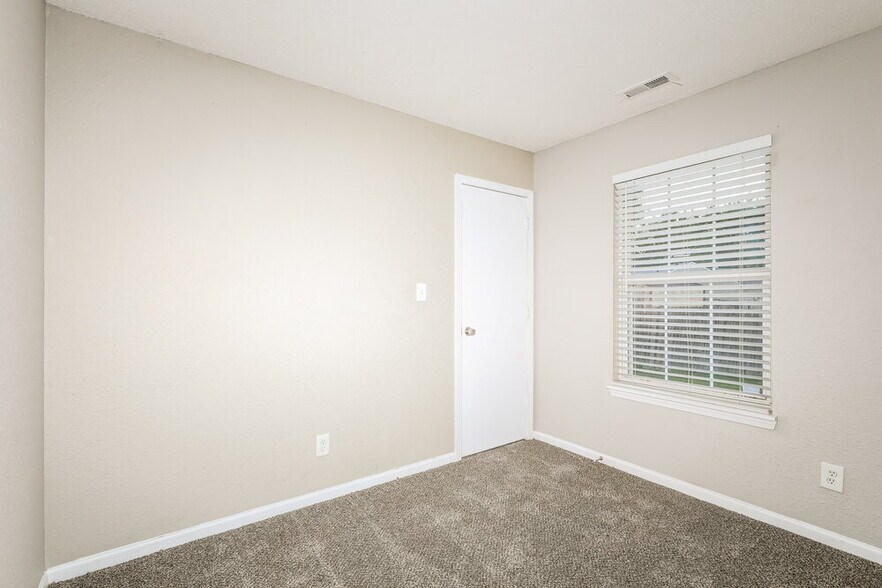 Building Photo - 4009 Dogwood Ln