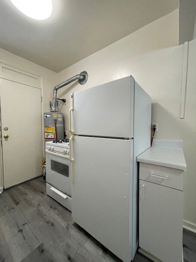Building Photo - Quaint Studio, Freshly Painted, with modern fixtures, with front and back entrance,