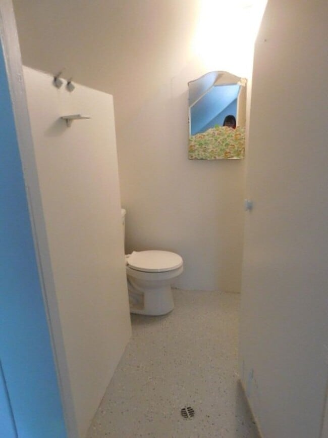 Building Photo - 3Bd/1.5Ba Two Story House - Available to View!