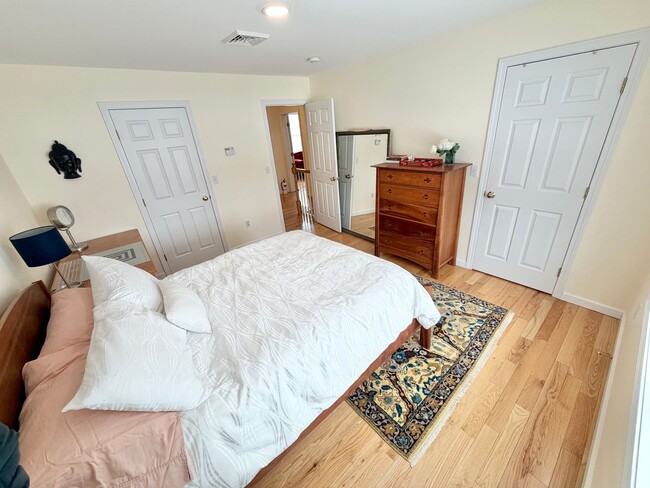 Building Photo - 4 Bedroom Home in South Burlington VT Available 4/1!