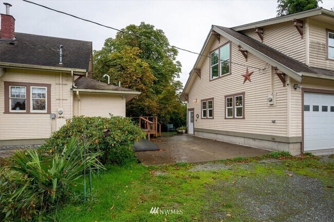 Building Photo - 3 Bedroom 1800 sq ft Cute Farm House with ...