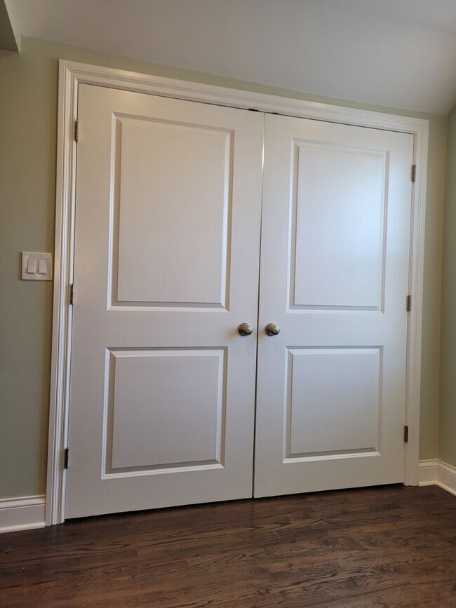 Building Photo - Beautiful Recently Renovated Contemporary ...