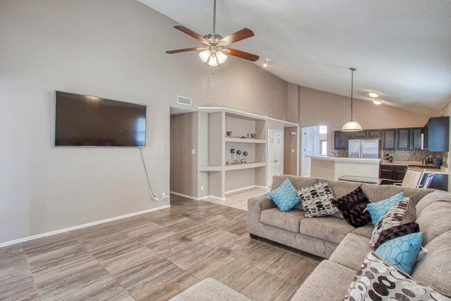 Building Photo - 12561 Paseo Alegre Dr