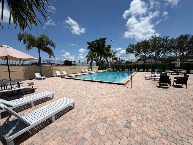 Building Photo - 5325 Summerlin Rd