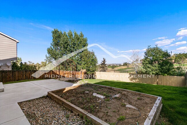 Building Photo - Spacious Home with gorgeous kitchen and central AC!