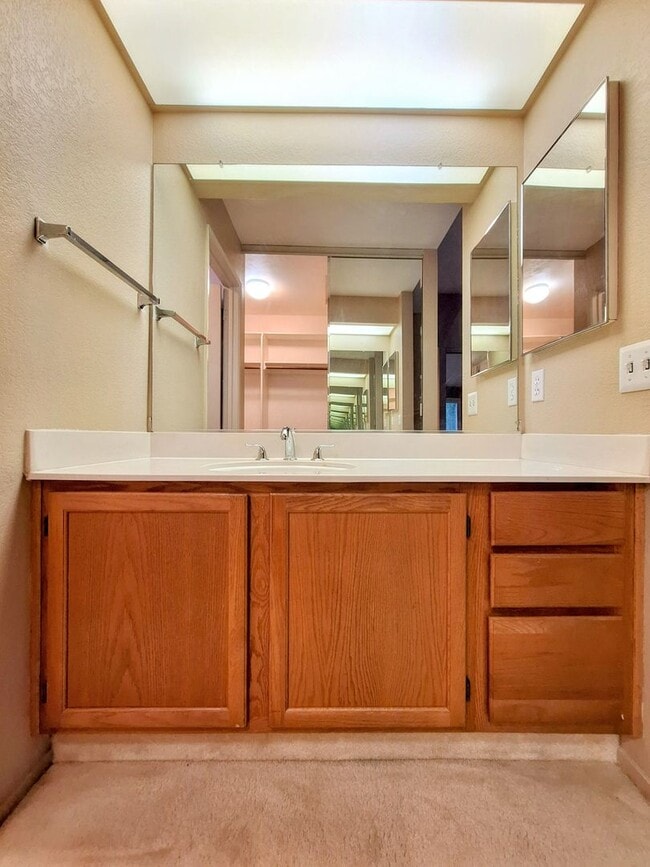 Building Photo - Large 2-story 2 Bedroom Townhouse w/Garage...