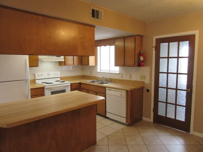 Building Photo - 830 West St