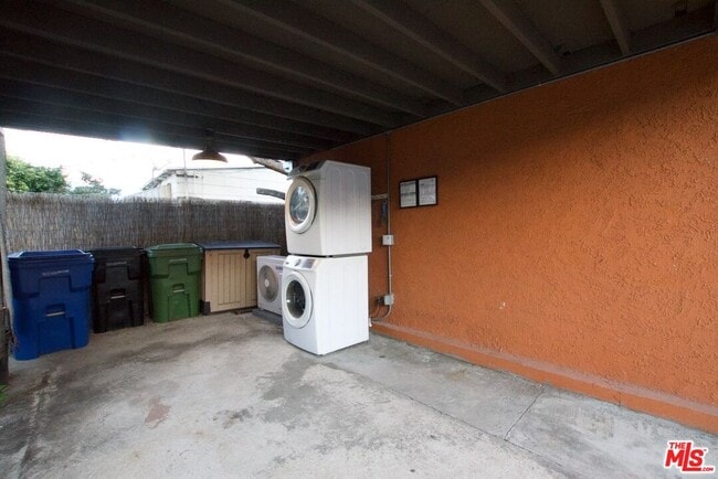 Building Photo - 2341 Meadowvale Ave