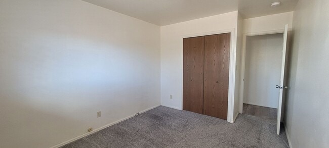 Building Photo - 2 Bedroom 1 Bath duplex