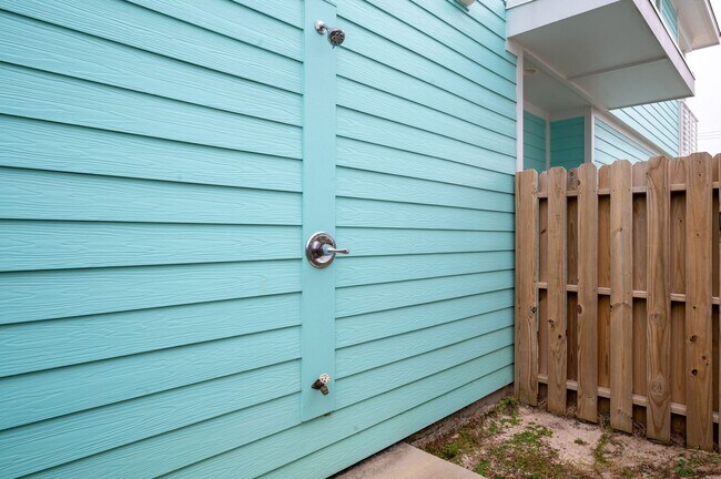 Building Photo - PET FRIENDLY OFF-SEASON RENTAL WITH OCEAN VIEW