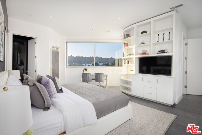 Building Photo - 2666 Hutton Dr