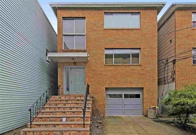 Building Photo - 425 5th St