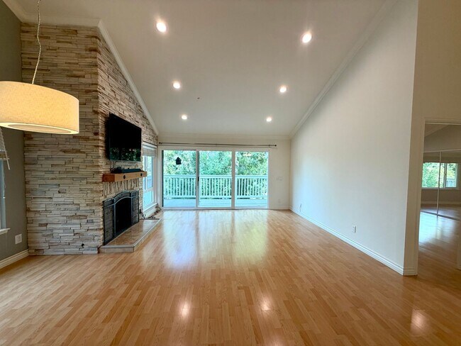 Building Photo - Beautiful 4 bedroom 2.5 bath home in Oak Park