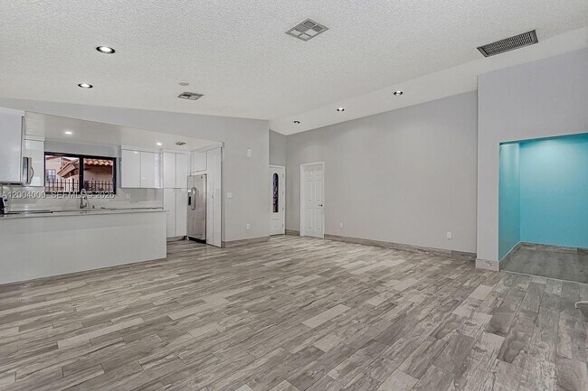 Building Photo - 740 NW 105th Pl