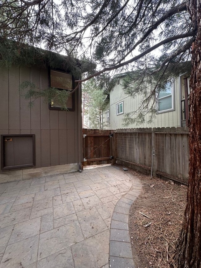 Building Photo - Updated SW Bend Home with Large Backyard!