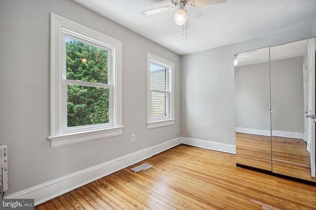 Building Photo - 1736 L St NE