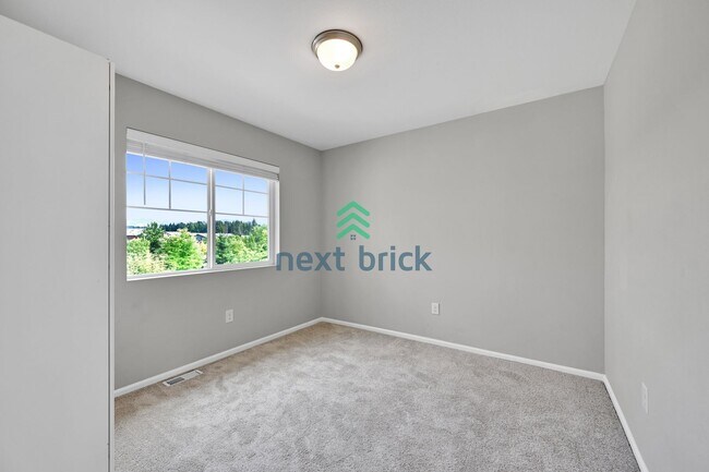 Building Photo - 4 BED & 2.5 BATH FOR RENT