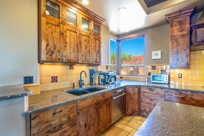 Building Photo - Exquisite Custom Home in Prestigious Commu...