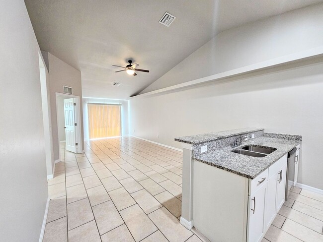 Building Photo - Like New  3 bedroom, 2bath 1 car garage