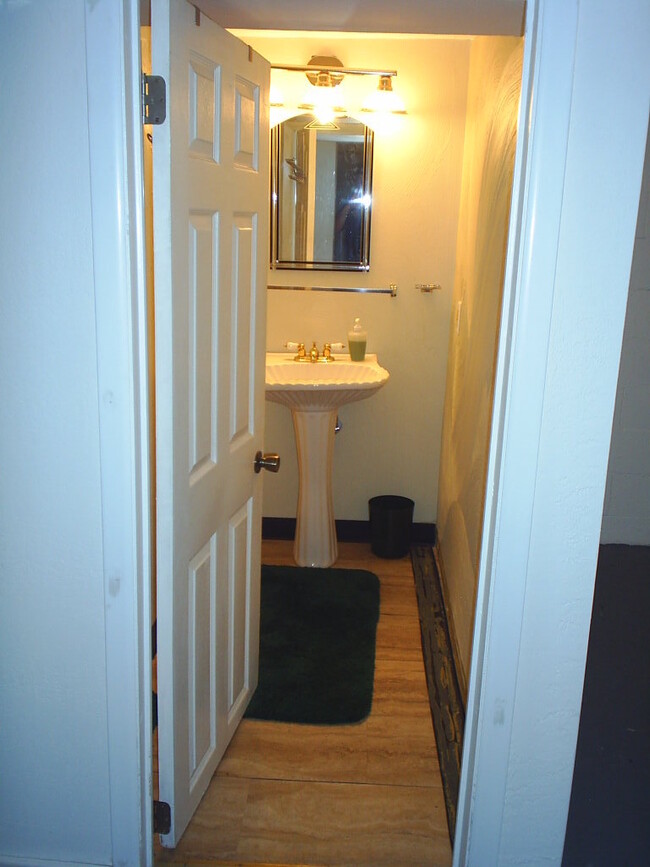 Building Photo - 3 BEDROOM, 1.5 BATH IN PENN HILLS - MOVE-I...