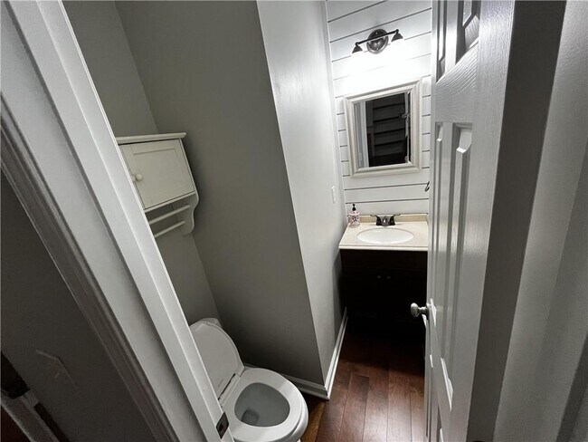 Building Photo - 2258 St Albans Pl