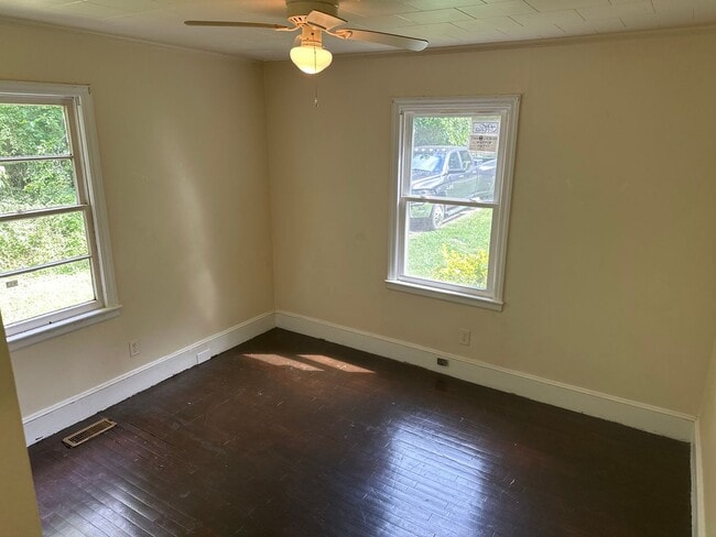 Building Photo - Charming 3 bedroom, 1 bathroom home availa...