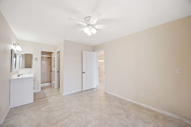 Building Photo - 1015 Mainsail Dr