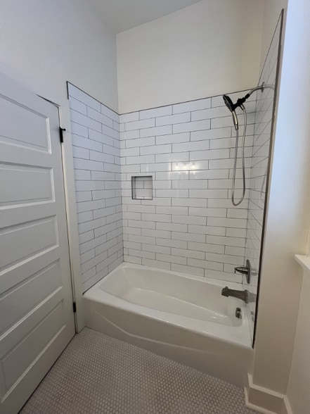 Building Photo - 516 E 8th St