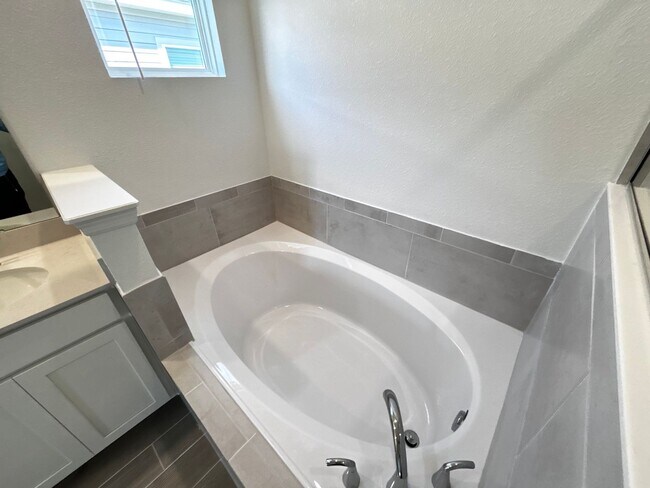 Building Photo - Brand New Pristine 4/3 minutes from River ...