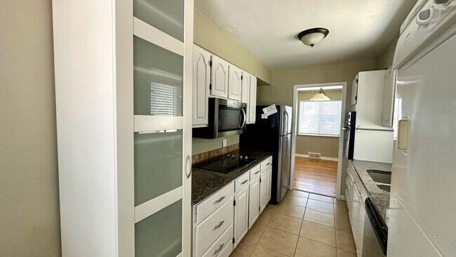 Building Photo - Spacious 5BD/2BA Home in Lakewood, CO- Available July 29th!