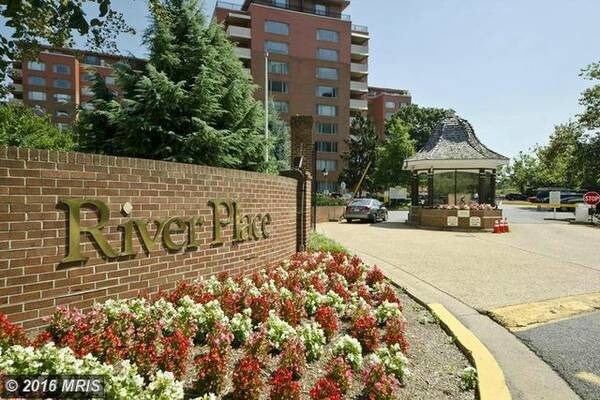 Main entrance - 1121 Arlington Blvd