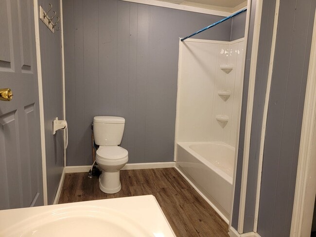 Building Photo - 2 bedroom home!  Only $825.00 plus utilities