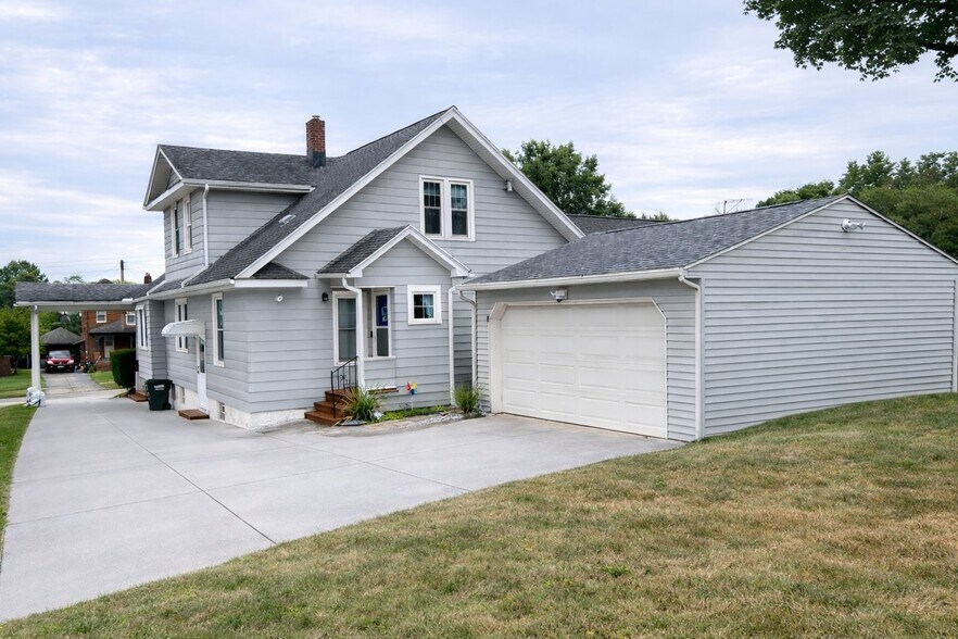 Building Photo - 369 E Tuscarawas Ave