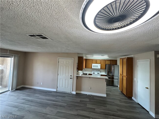 Building Photo - 6873 Tamarus St