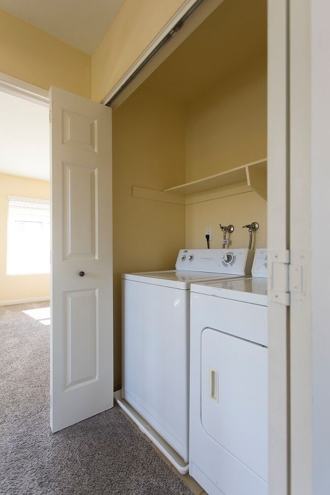 Building Photo - COMING SOON! 3BR Townhouse with Washer/Dry...