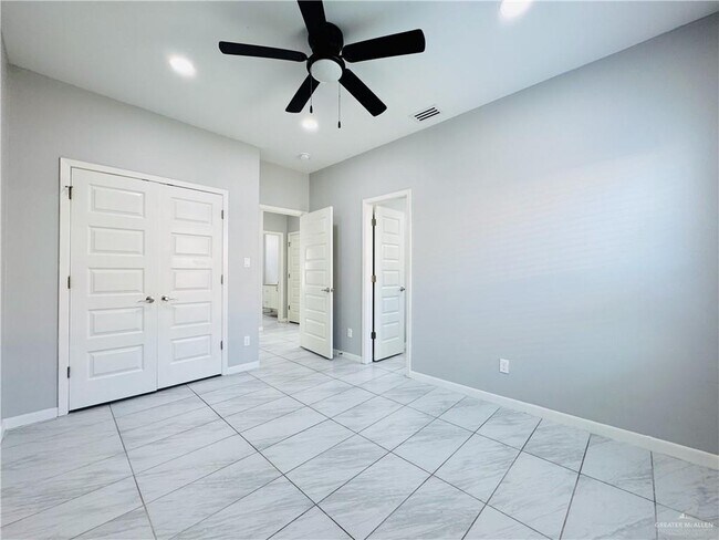 Building Photo - 3913 Bella Costa Dr