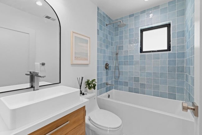 Building Photo - 810 W California Way