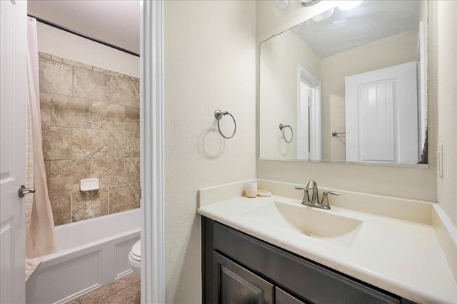 Building Photo - 300 Briar Park Dr