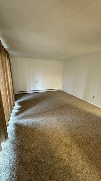 Building Photo - 812 E Cedar Ct