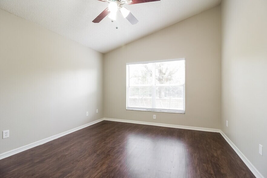 Building Photo - 948 Delfino Pl