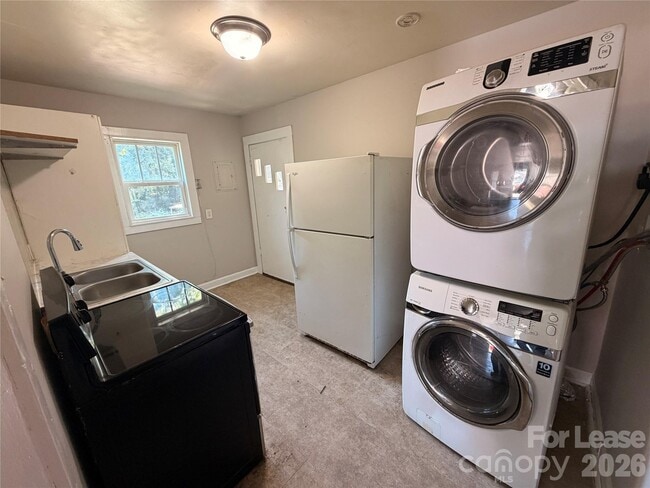 Building Photo - 825 Rodey Ave